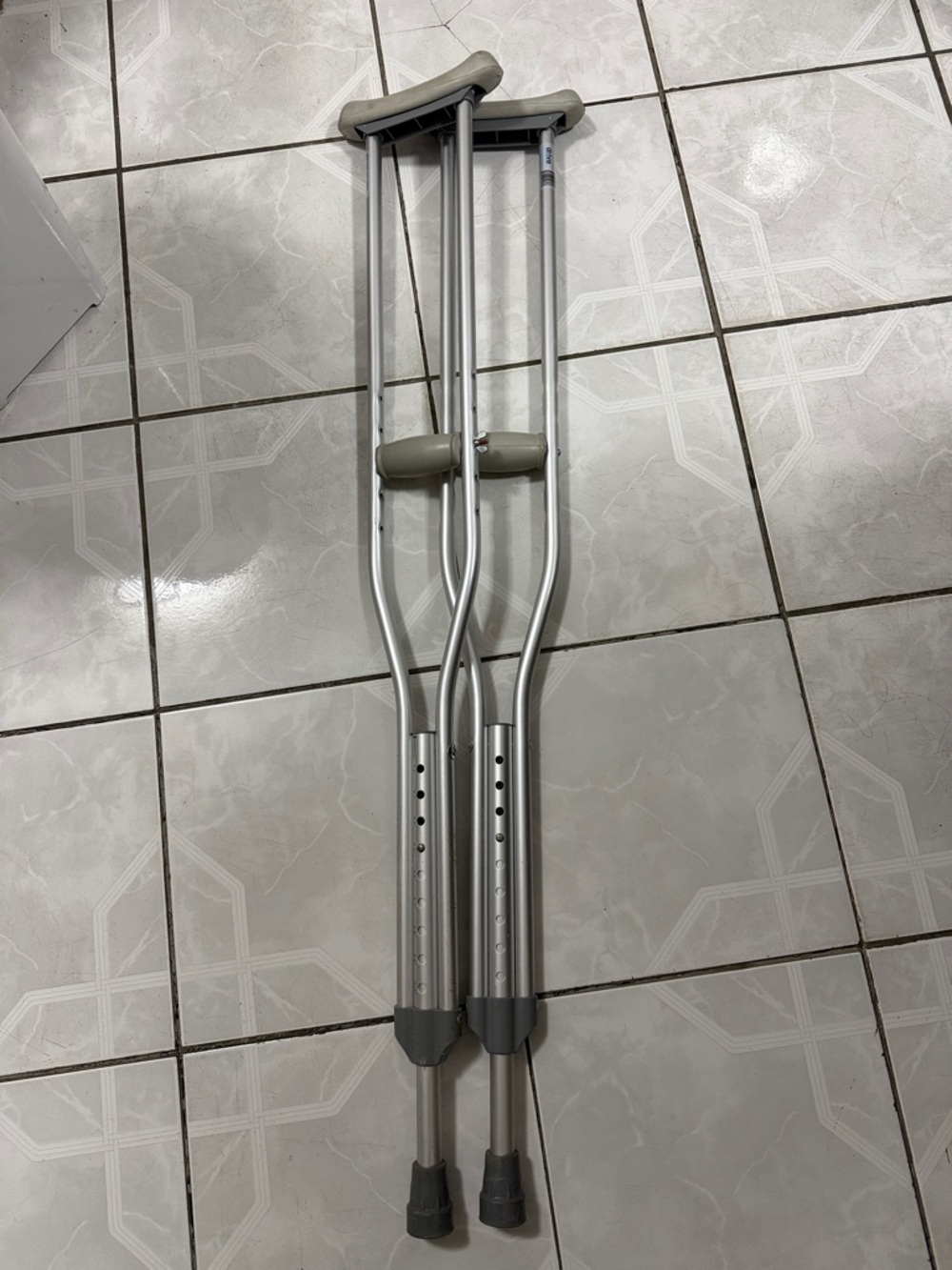 Unisex Lightweight Adjustable Aluminum Underarm Crutches in Silver and Gray